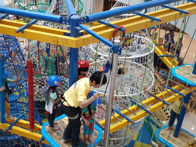 INDOOR ROPES COURSE IN SHOPPING MALL